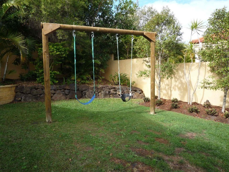 17 Nottinghill Gate Drive, Arundel QLD 4214