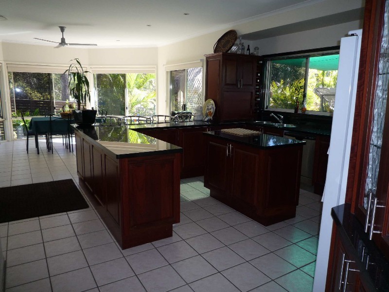 16 Leeds Close, Arundel QLD 4214