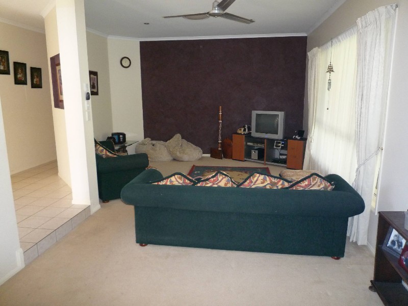 16 Leeds Close, Arundel QLD 4214