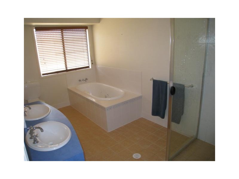 45 Nottinghill Gate Drive, Arundel QLD 4214