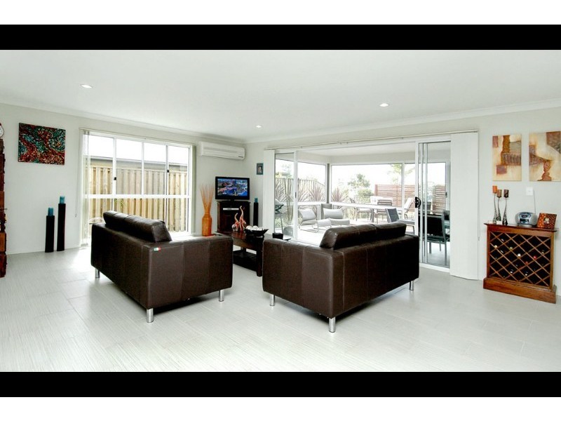 8 Twynam Mews, Pacific Pines QLD 4211