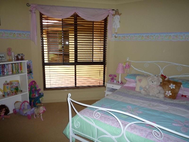 27 Petworth Court, Arundel QLD 4214