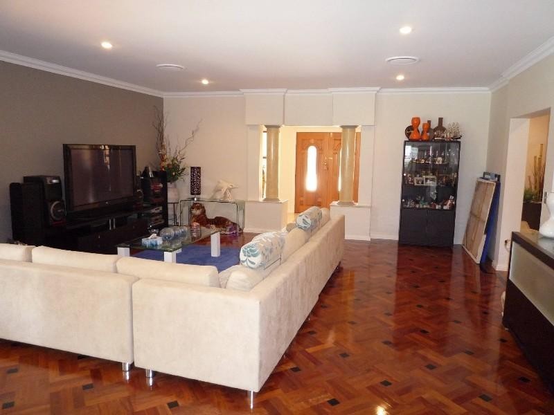 10 Parnham Court, Arundel QLD 4214