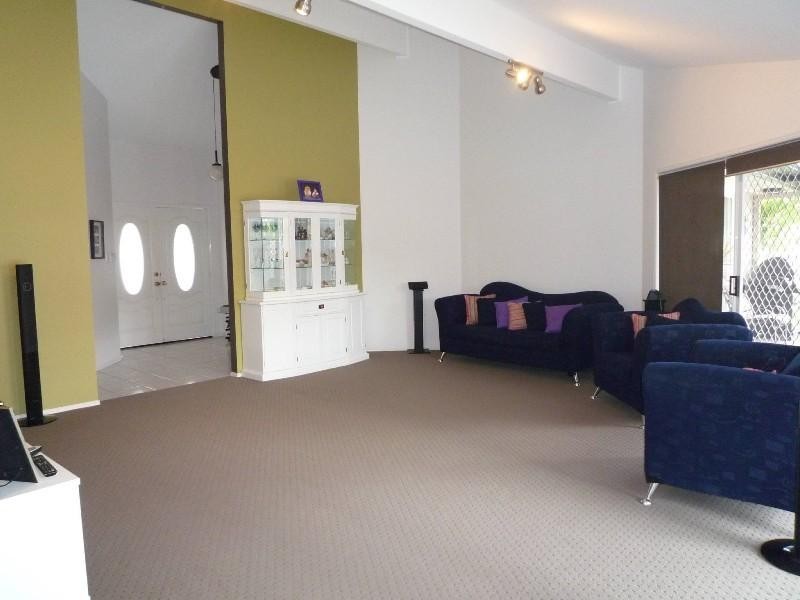 6 Kirdford Court, Arundel QLD 4214