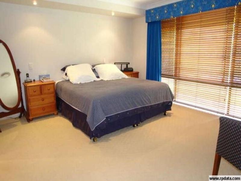 33 Petworth Court, Arundel QLD 4214