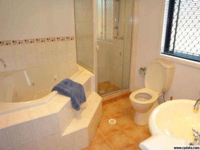 33 Petworth Court, Arundel QLD 4214