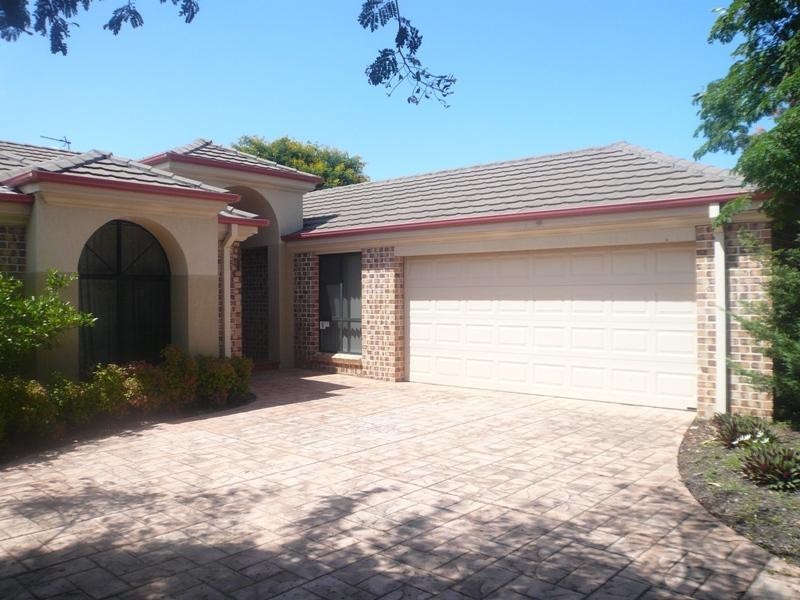 279 Napper Road, Arundel QLD 4214