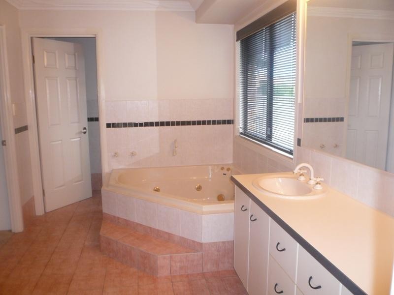 279 Napper Road, Arundel QLD 4214