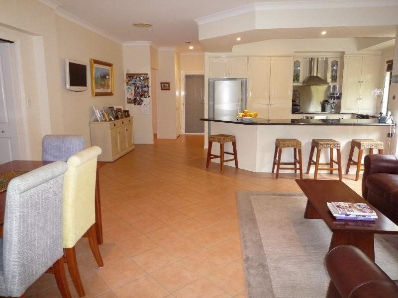 17 Nottinghill Gate Drive, Arundel QLD 4214