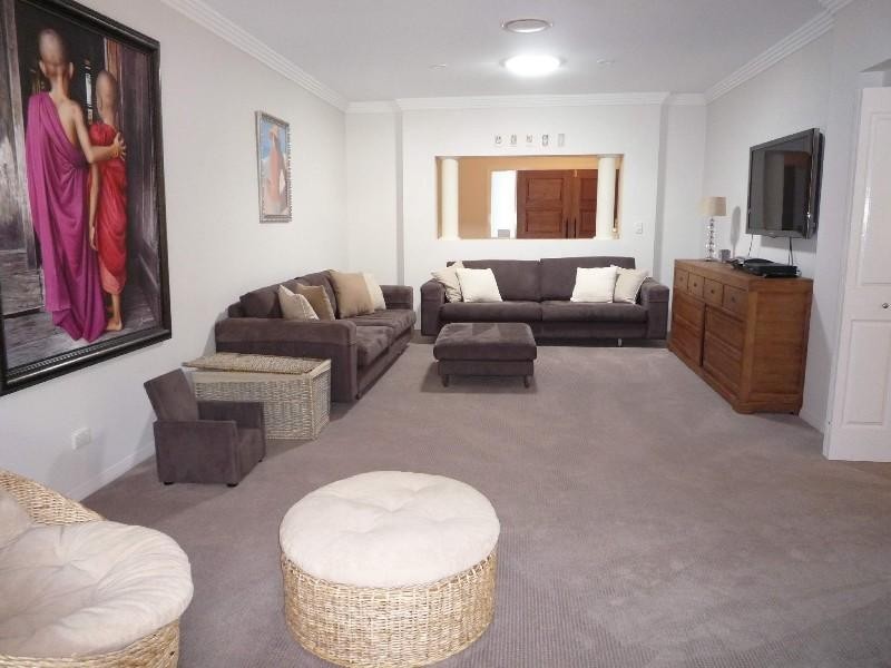 17 Nottinghill Gate Drive, Arundel QLD 4214