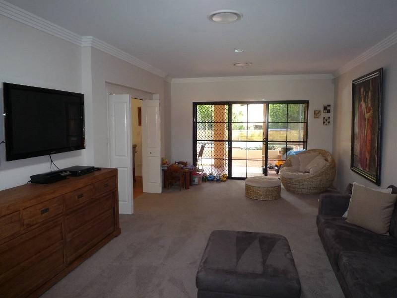 17 Nottinghill Gate Drive, Arundel QLD 4214