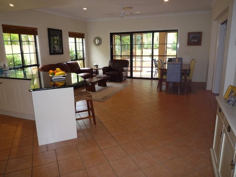 17 Nottinghill Gate Drive, Arundel QLD 4214