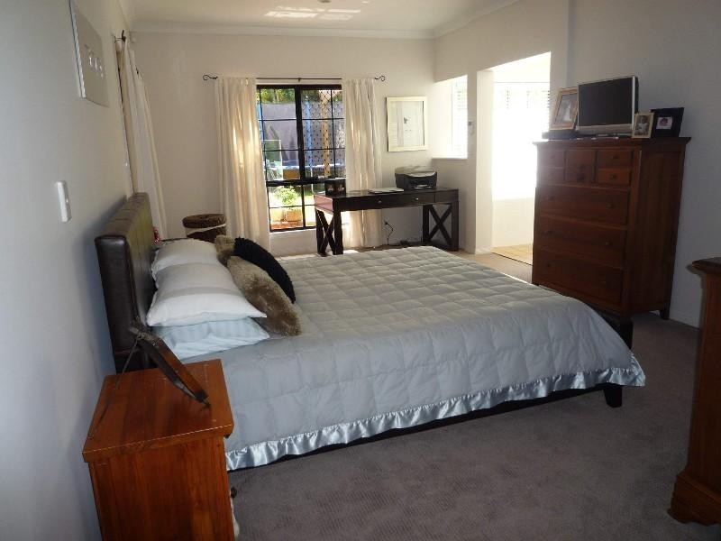 17 Nottinghill Gate Drive, Arundel QLD 4214