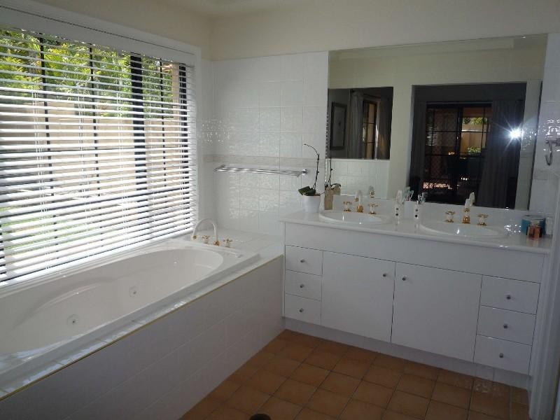 17 Nottinghill Gate Drive, Arundel QLD 4214