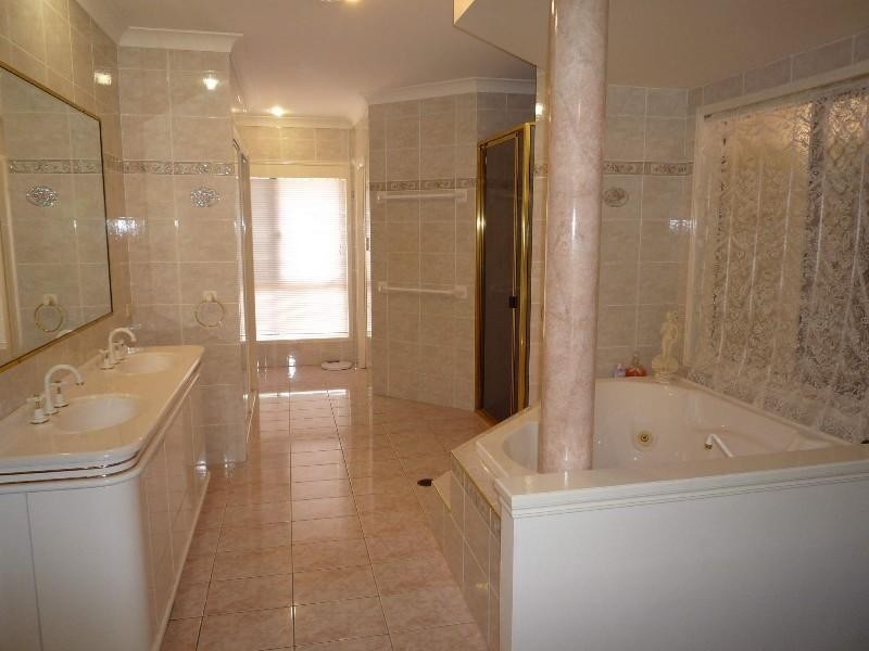 37 Chichester Drive, Arundel QLD 4214