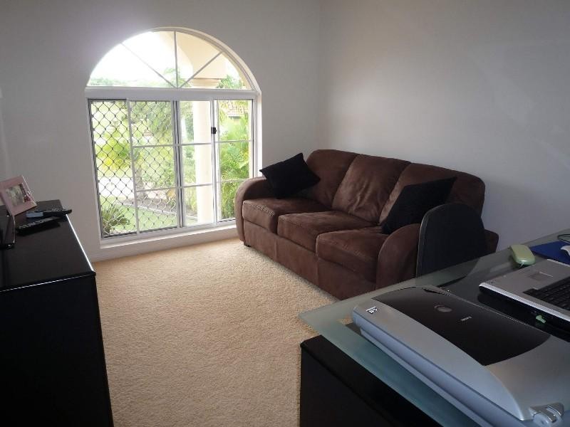 18 Herington Close, Arundel QLD 4214