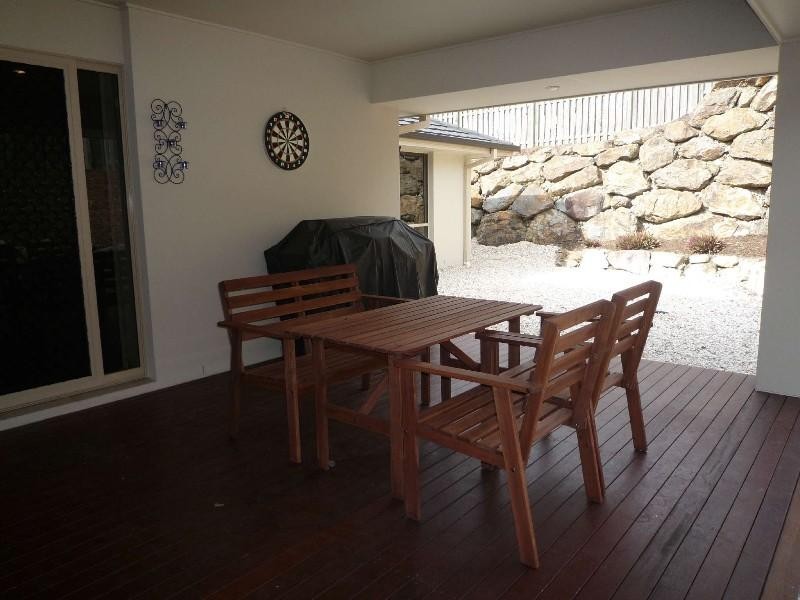 2 Tuggeranong Avenue, Pacific Pines QLD 4211