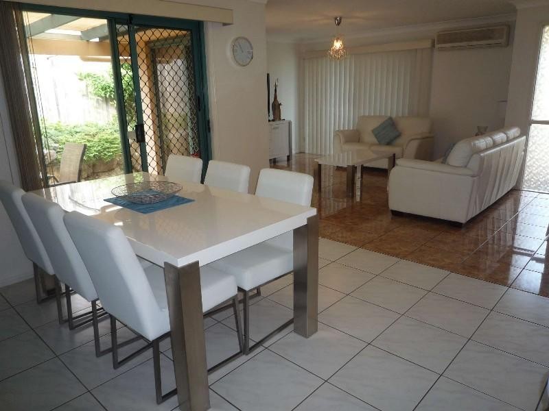 2/117 Greenacre Drive, Parkwood QLD 4214