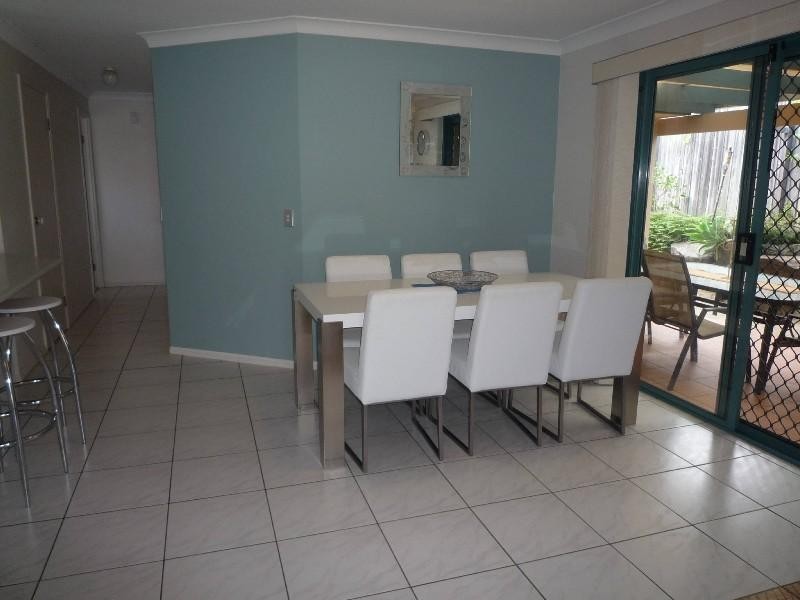 2/117 Greenacre Drive, Parkwood QLD 4214