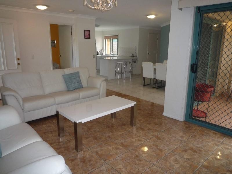 2/117 Greenacre Drive, Parkwood QLD 4214