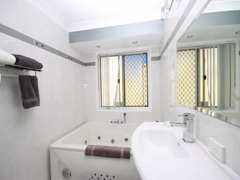 30 Clubhouse Drive, Arundel QLD 4214