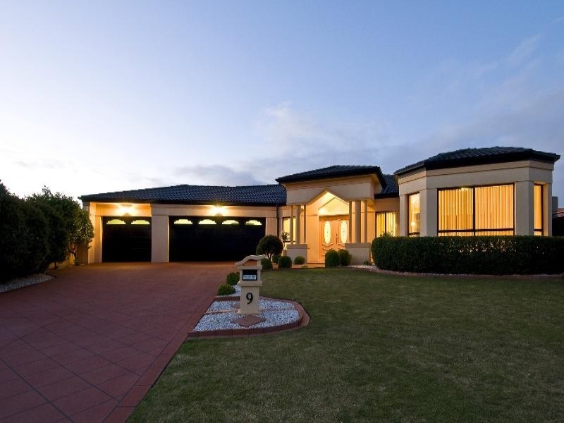 9 Leeds Close, Arundel QLD 4214