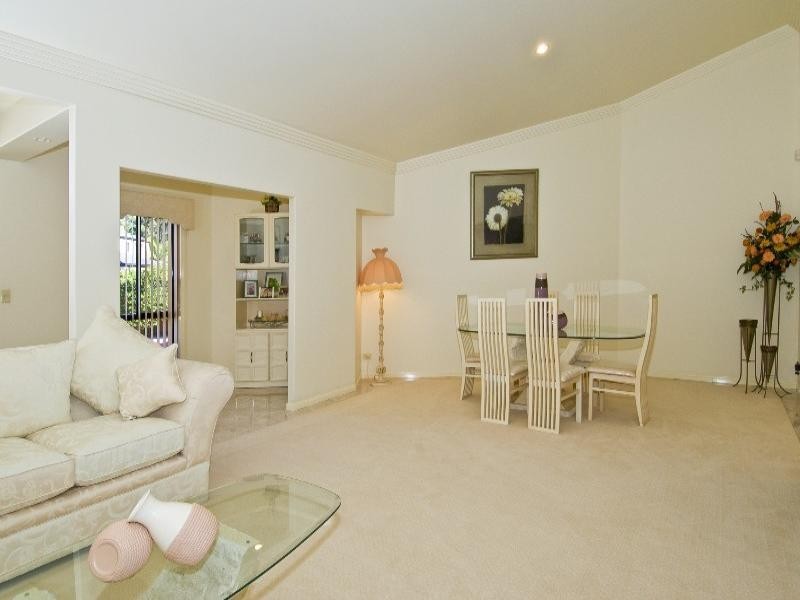 9 Leeds Close, Arundel QLD 4214