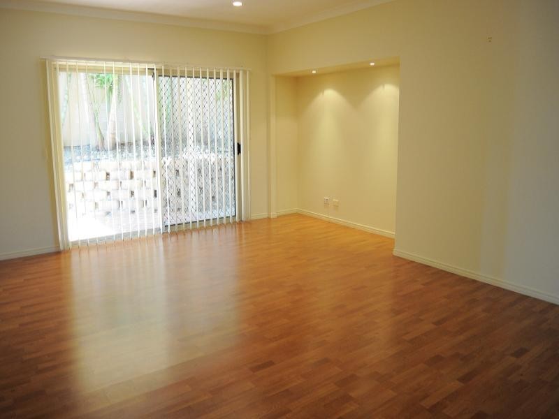 4 Portreeves Place, Arundel QLD 4214