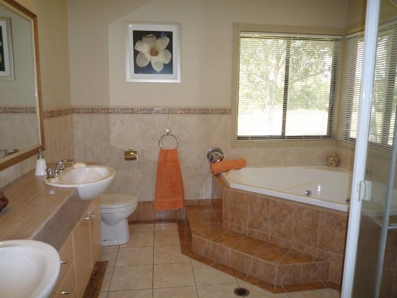 11 London Chase, Arundel QLD 4214