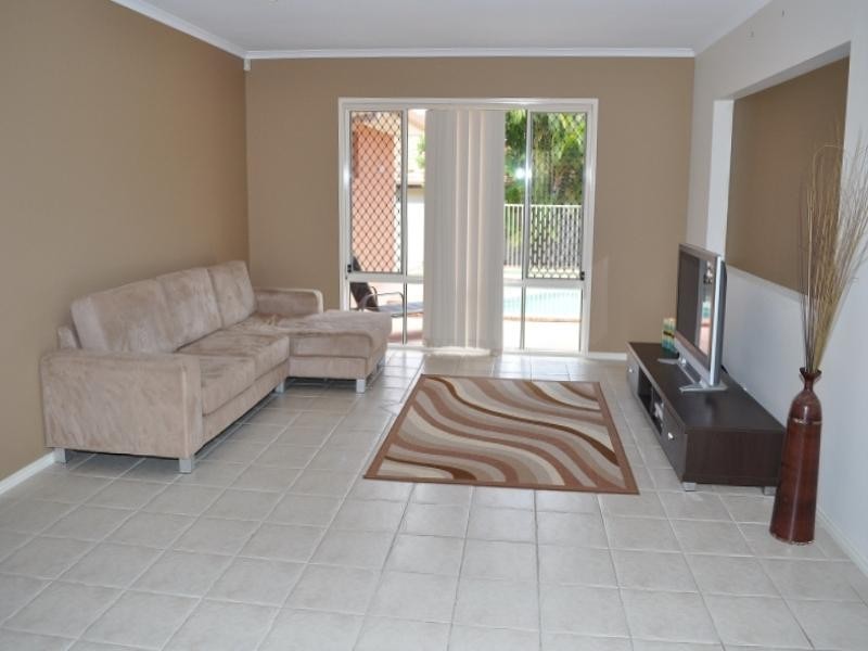 3 Blackfen Court, Arundel QLD 4214