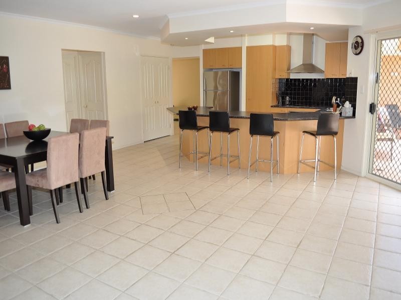 3 Blackfen Court, Arundel QLD 4214