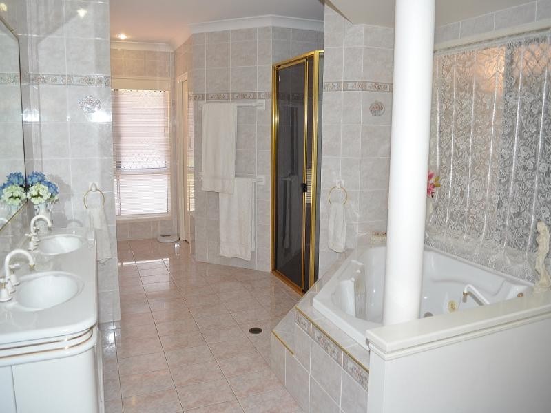 37 Chichester Drive, Arundel QLD 4214