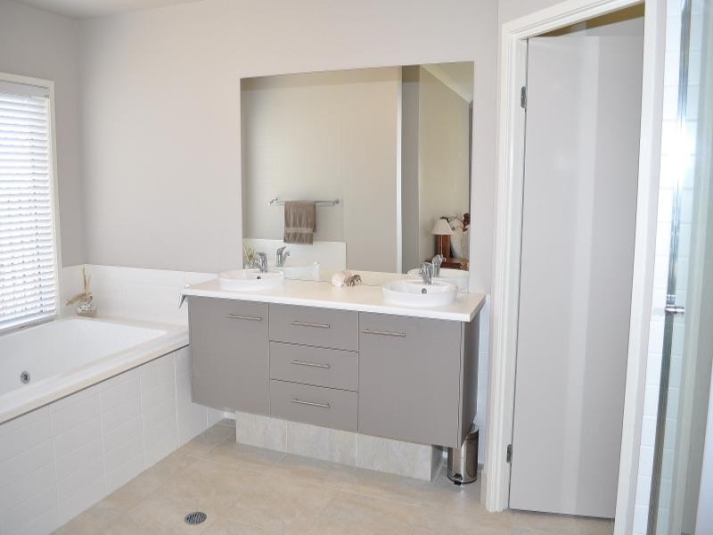 76 Salvado Drive, Pacific Pines QLD 4211