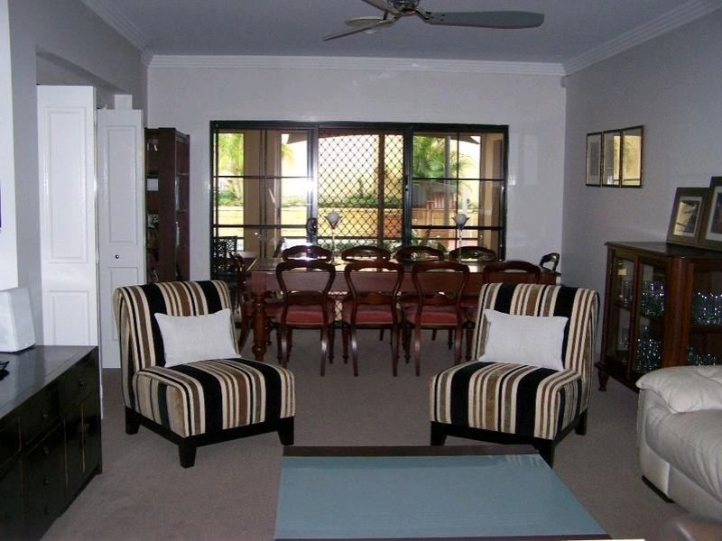 17 Nottinghill Gate Drive, Arundel QLD 4214