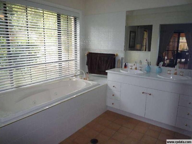 17 Nottinghill Gate Drive, Arundel QLD 4214