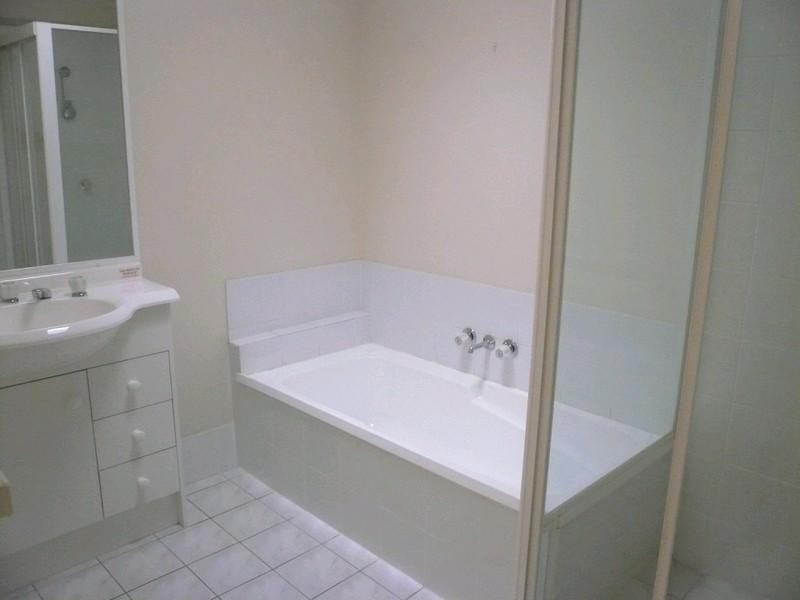 2/1 Joshua Close, Arundel QLD 4214