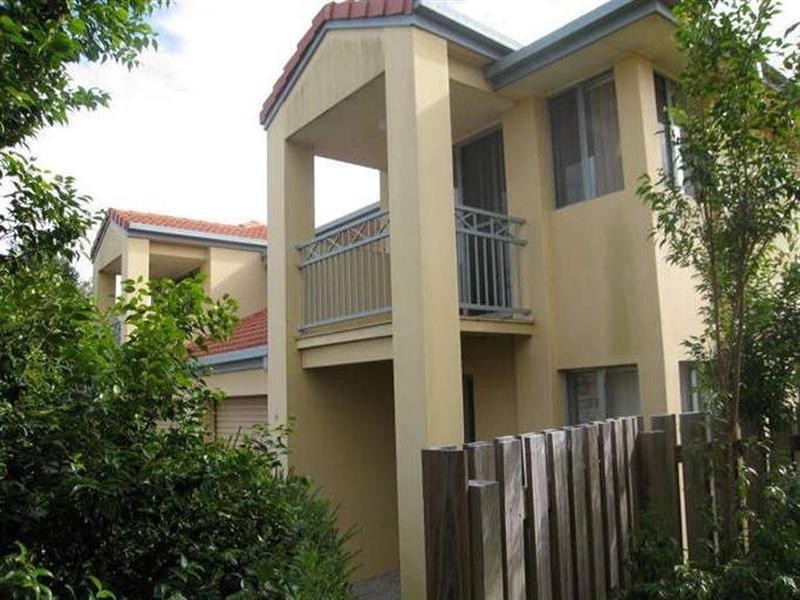 2/191 Greenacre Drive, Arundel QLD 4214