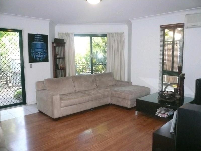 1/184A Greenacre Drive, Arundel QLD 4214