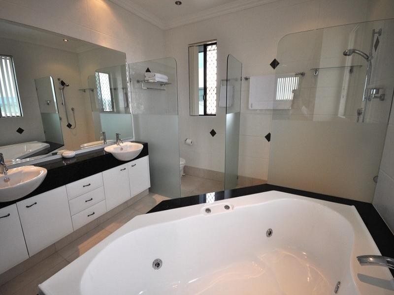 3 Zenith Crescent, Pacific Pines QLD 4211