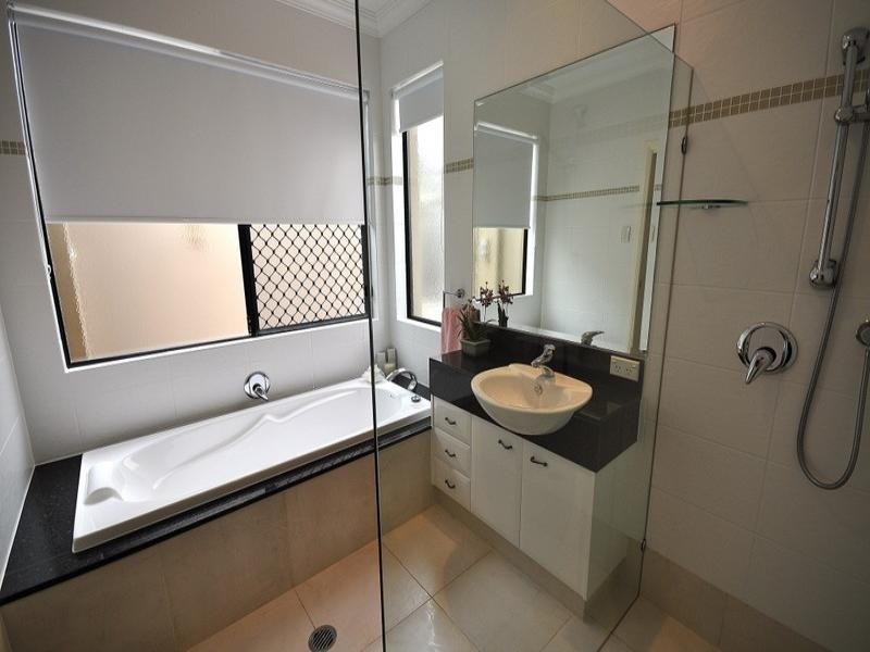 3 Zenith Crescent, Pacific Pines QLD 4211