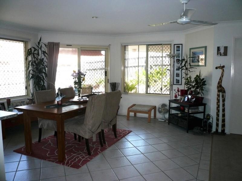 1/4 Joshua Close, Arundel QLD 4214