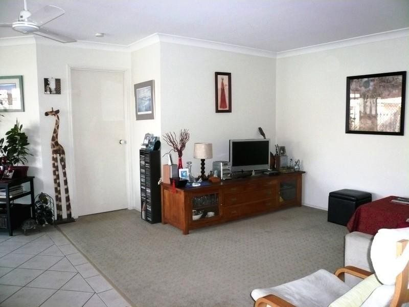 1/4 Joshua Close, Arundel QLD 4214