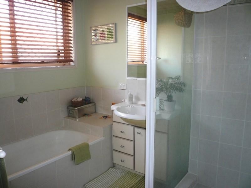 1/4 Joshua Close, Arundel QLD 4214