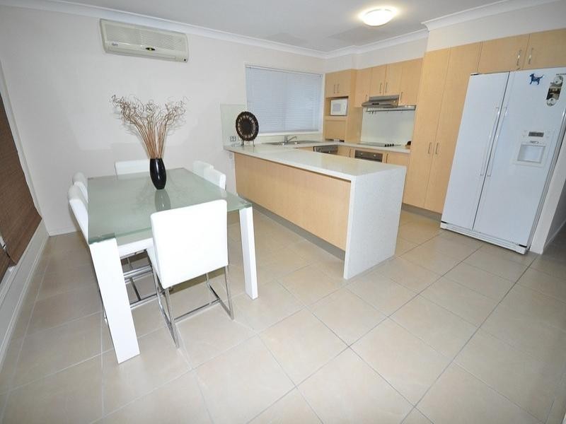 18 Maltravers Drive, Arundel QLD 4214