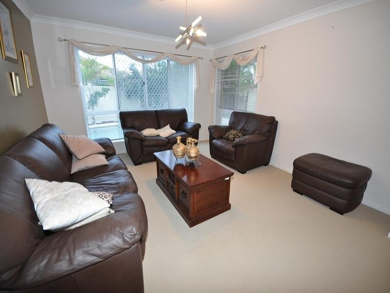 18 Maltravers Drive, Arundel QLD 4214