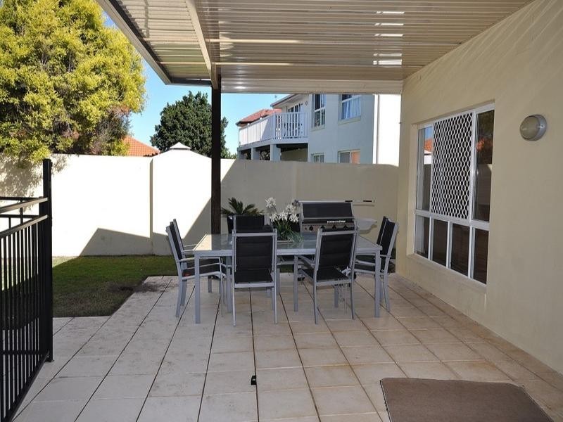 18 Maltravers Drive, Arundel QLD 4214