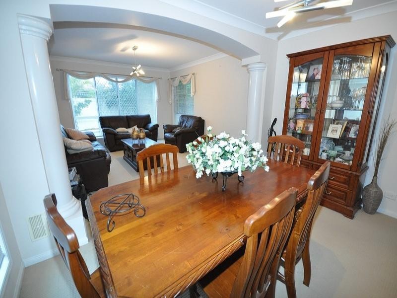 18 Maltravers Drive, Arundel QLD 4214