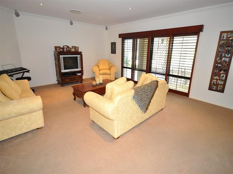 110 Arun Drive, Arundel QLD 4214