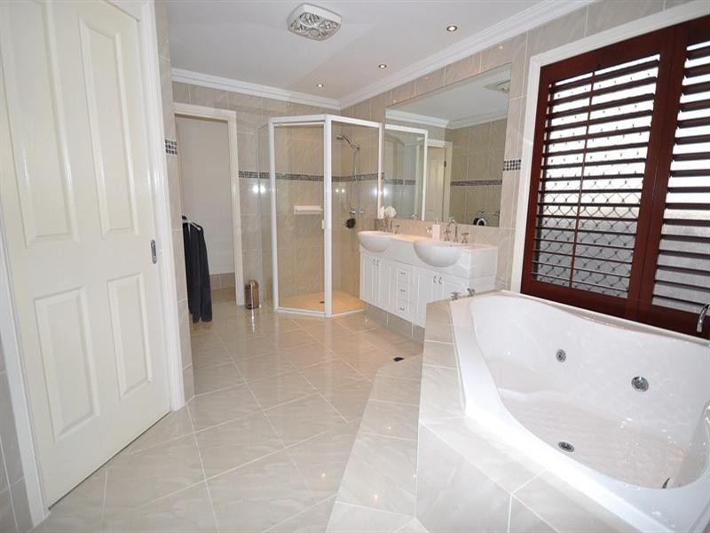 110 Arun Drive, Arundel QLD 4214