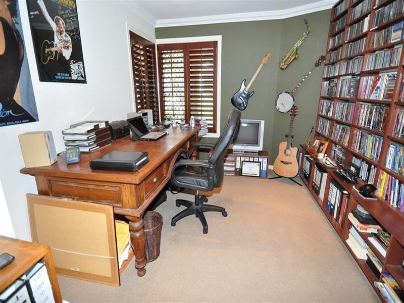 110 Arun Drive, Arundel QLD 4214